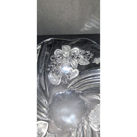 Vintage Mikasa Christmas  Bowl Clear Lead Crystal, Frosted Leaves & Santa - Picture 8 of 8